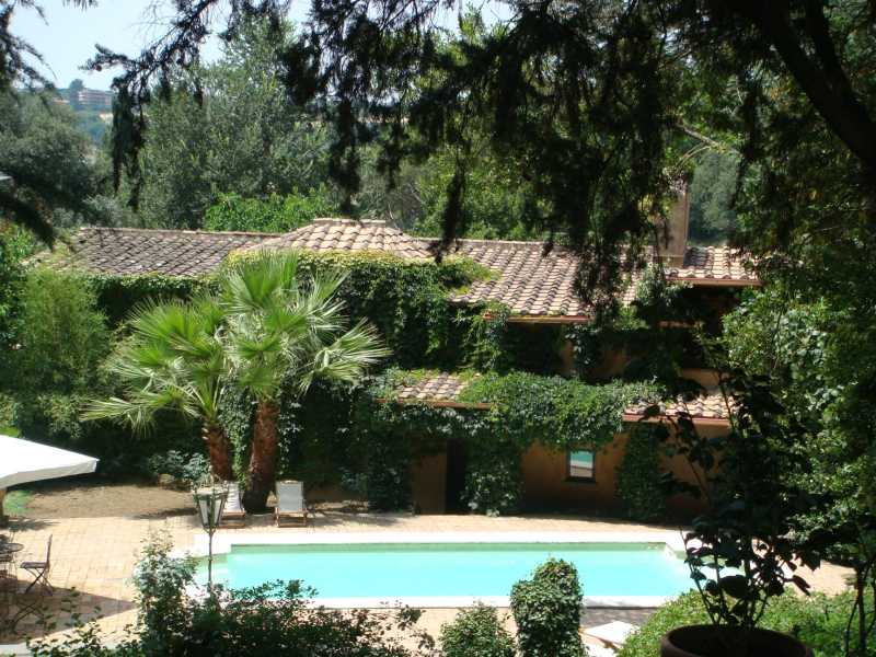 Villa historique à louer dans une résidence prestigieuse à Rome.